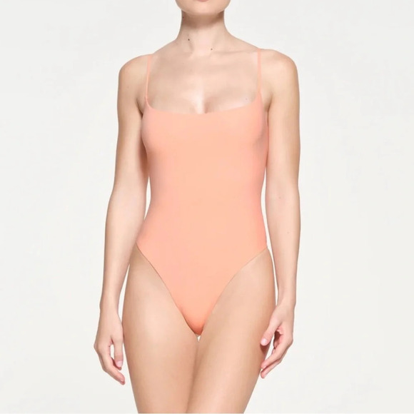 SKIMS Fits Everyone Cami Bodysuit in Faded Nectar M - Picture 2 of 7